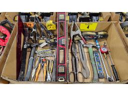 LOT COMPRENANT PINCES, MARTEAUX, BARRE, NIVEAU, CO