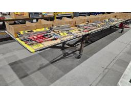 LOT COMPRENANT (1) TABLE EN ACIER SUR ROUES 24' X 