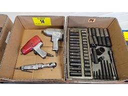 LOT DE (2) BO&Icirc;TES COMPRENANT (2) PISTOLETS &Agrave; IMPAC