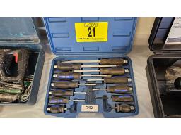 LOT COMPRENANT (1) ENSEMBLE DE TOURNEVIS PLAT ET &Eacute;
