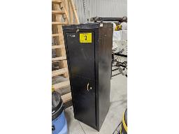 LOT COMPRENANT (1) ARMOIRE POUR ARMES &Agrave; FEU DE 18"