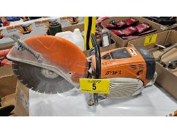 LOT COMPRENANT (1) SCIE &Agrave; B&Eacute;TON &Agrave; ESSENCE STIHL TS