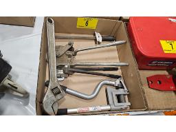 LOT COMPRENANT 5 OUTILS INCLUANT (1) CL&Eacute; &Agrave; MOLETTE