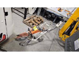 LOT COMPRENANT (1) SCIE &Agrave; B&Eacute;TON STIHL TS 700 &Agrave; ESS