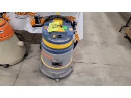 LOT COMPRENANT (1) BALAYEUSE JOHNNY VAC, MOD. JV 3