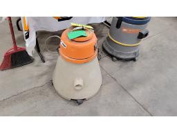 LOT COMPRENANT (1) BALAYEUSE HEPA 115 V AVEC BOYAU