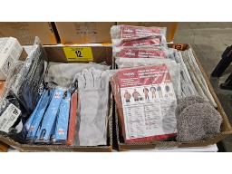 LOT COMPRENANT V&Ecirc;TEMENTS IGNIFUG&Eacute;S, GANTS, BANDEAU