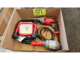 LOT COMPRENANT BALADEUSE 75 W, (1) LUMI&Egrave;RE LED, (1