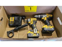 LOT COMPRENANT (1) VISSEUSE ET (1) PERCEUSE DEWALT