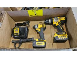 LOT COMPRENANT (1) PERCEUSE ET (1) VISSEUSE DEWALT