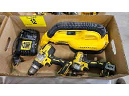 LOT COMPRENANT (1) ASPIRATEUR DEWALT, 20 V, &Agrave; BATT
