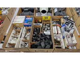 LOT COMPRENANT PI&Egrave;CES DE CAMION ET DE REMORQUE, ET