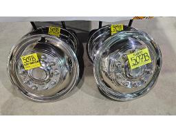 LOT COMPRENANT CAP DE ROUES POUR CAMION