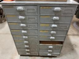 Cabinet en bois 18 tiroirs