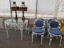 Table de cuisine: 5 chaises, table ronde 40 po, 2 lampes