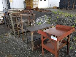 Lot de table en métal ou en bois grandeurs variées