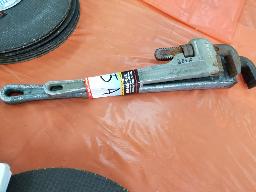 2 Pipe wrench