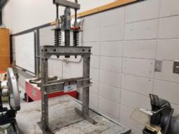 Petite presse hydraulique manuelle (St-Damien)