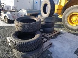 Lot de pneus variés: 2 Pneus FIRESTONE LT265/70R17
