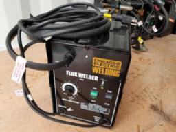 Soudeuse au MIG CHICAGO ELECTRIC 125A FLUX WELDER