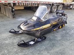 2004 SKI DOO SKANDIC, motoneige