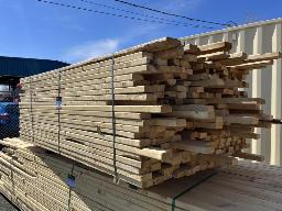 Lot de bois 2x4 de longueurs variées de 6' à 9' env. 290 mcx
