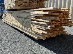 Lot de bois 2x4 de longueurs variées de 9' à 16' env. 290 mcx