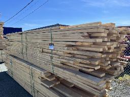 Lot de bois 2x6 de longueurs variées de 9' à 16' env. 180 mcx