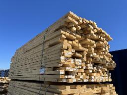 Lot de bois 2x6 de longueurs variées de 6' à 8' env. 190 mcx