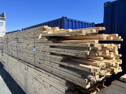 Lot de bois 2x4 de longueurs variées de 6' à 16' env. 290 mcx
