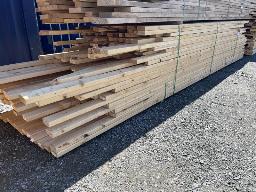 Lot de bois 2x4 de longueurs variées de 9' à 16' env. 209 mcx