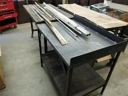 1 Table en acier 36x24x32, 1 table avec dessus en bois 48x27x33, lot de pentures