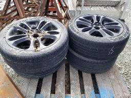 4 Pneus 235/45R18 et 4 jantes universelles