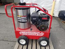 Laveuse à pression MAGNUM 4000 à eau chaude, moteur 15HP avec démarreur, batterie non-incluse