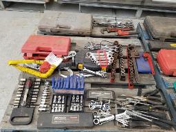 Lot d'outils variés, douilles, pince, clés SAE et métriques