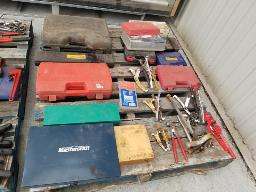 Lot d'outils variés, mèches, puller, kit de fillière, marteau électrique, tourne gauche
