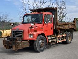 2002, FREIGHTLINER FL80, CAMION 6 ROUES    BENNE,