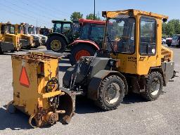 2011, VTC TN-900, TRACTEUR ARTICULÉ  4 X 4  CHASSE-NEIGE, ÉPANDEUR