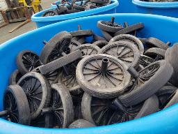Lot de roues à poubelles