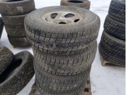 4 Pneus usagés ARTIC CHAW 265/75R16 et jante hiver , cloutés