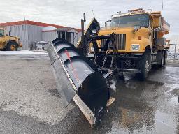 2002, INTERNATIONAL 5500, CAMION À 10 ROUES    ÉPANDEUR,AILE,C-NEIGE