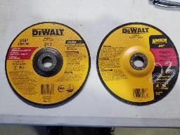 Environ 50 disques à métal 7''x.045''x7/8'' et 50 disques à grinder 7''x3/16''x7/8'' DEWALT