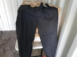 Lot de pantalons de travail: 10 x taille 50 et 48, 15 x taille 29, 7 x taille 46 et 6 x taille 28