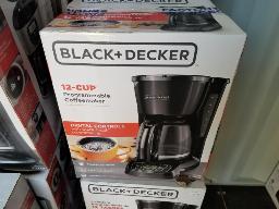 7 Cafetières 12 tasses BLACK B& DECKER CM1105BC, remises à neuf