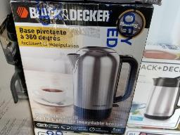 11 Bouilloires BLACK & DECKER sans fil, en acier inoxydable, 1.7 litre, base pivotante, remises à neuf