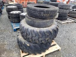 2 Pneus 405/70R20, 1 pneu  225/70R19.5 avec jante