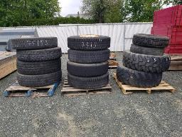 8 Pneus 11R22.5 avec jantes, 2 pneus 405/70R20, 1pneu 225/70R19.5