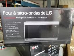 Four micro ondes LG , compresseur intelligent à inversion 1.5 pi cube 1200 W neuf