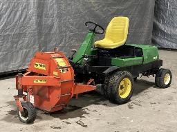 1998, JOHN DEERE F-925, TRACTEUR À GAZON    (SANS PLATEAU), SOUFFLEUR