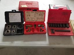 Lot varié: Gasket punch, manifold drill plate, dial test set SNAP-ON PMF136, adaptor set act 600A SNAP-ON, ...